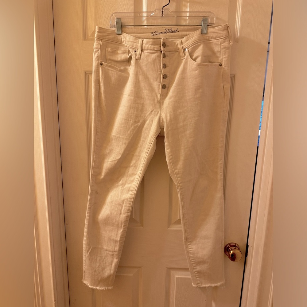 Universal Thread Women’s High Rise Skinny Jeans in White - 16